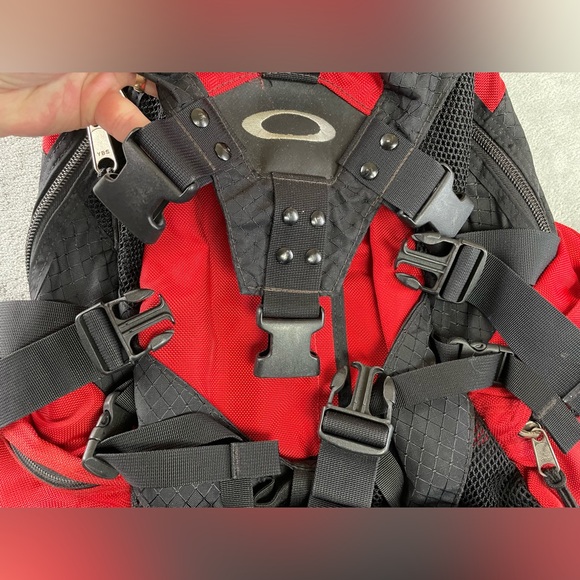 Vintage Oakley Icon Backpack Red Black Bag Nylon •One Side Pocket Zipper Issue• - Picture 2 of 16